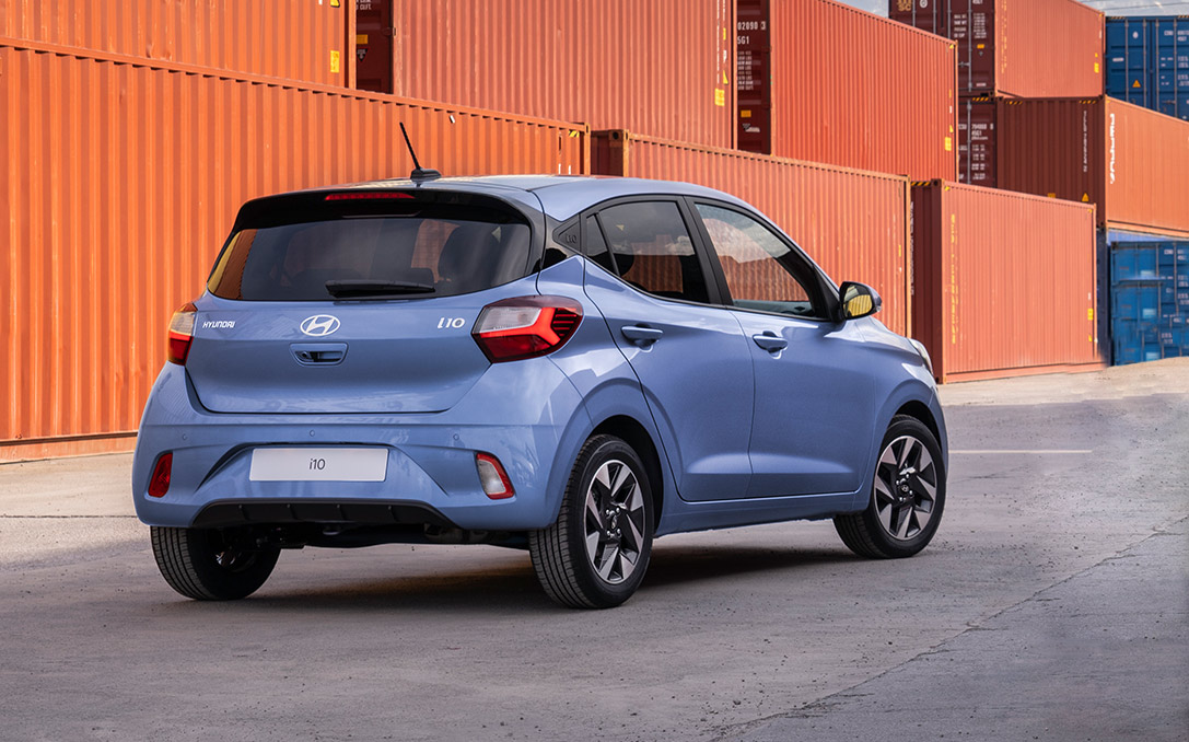 ein blauer Hyundai i10 von hinten