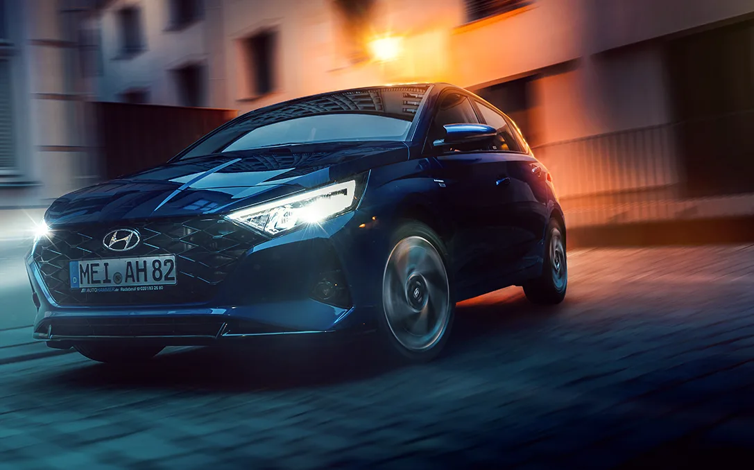 Hyundai fährt durch die Dresdner Altstadt