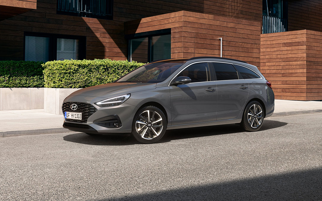 Hyundai i30 Kombi vor einem Einfamilienhaus