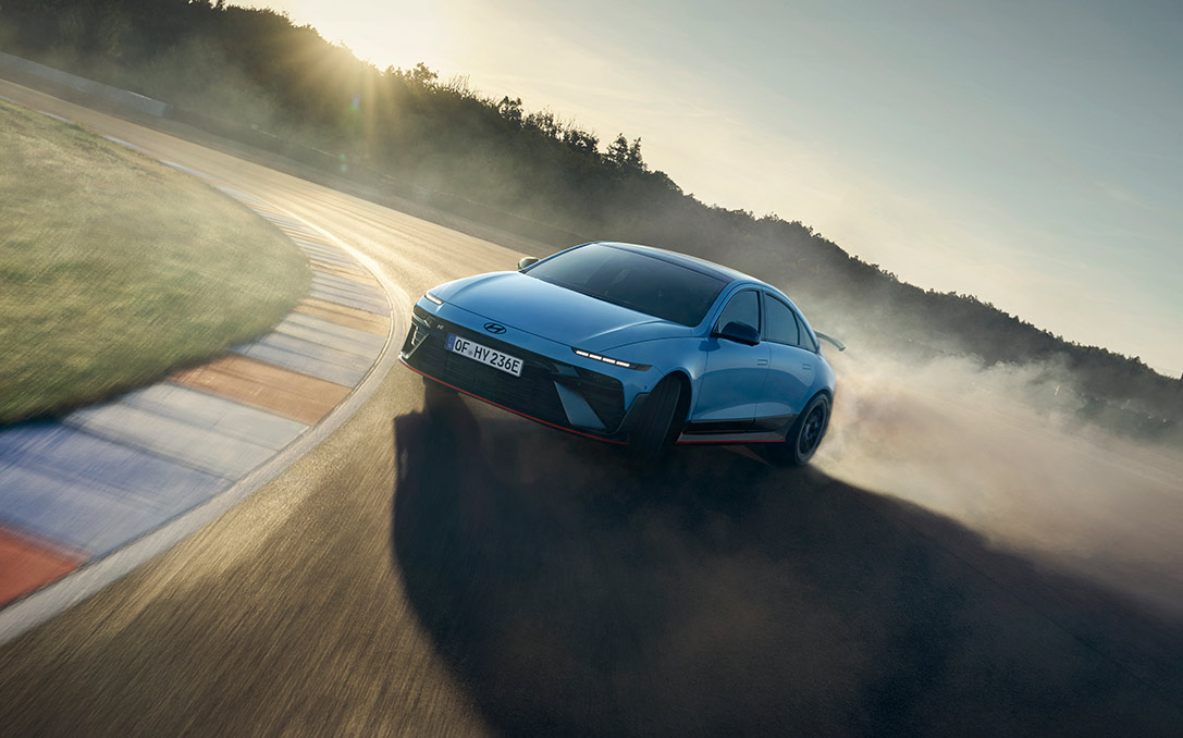 Hyundai IONQ 6 N in einer Kurve am Nürburgring