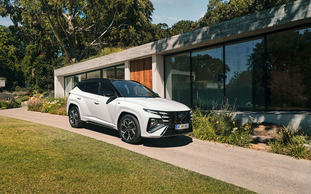 Hyundai TUCSON PlugIn Hybrid in einer Einfahrt