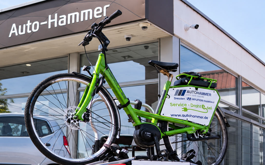 eBike vor dem Autohaus Auto Hammer